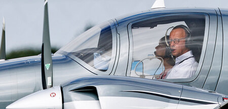 Merz in seinem Privatflugzeug auf dem Weg zur Hochzeit des damal... Merz in seinem Privatflugzeug auf dem Weg zur Hochzeit des damal...