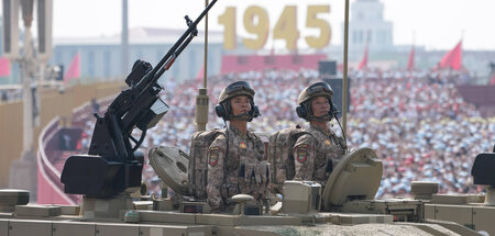 Eine Bodenangriffsformation der Volksbefreiungsarmee Chinas bei ... Eine Bodenangriffsformation der Volksbefreiungsarmee Chinas bei ...