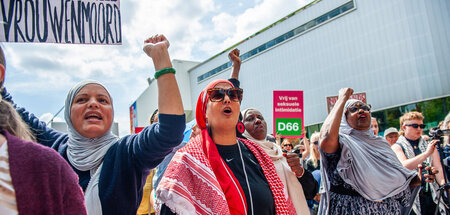 Zwei Femizide in einer Woche: Dolle Mina demonstriert in Rotterd... Zwei Femizide in einer Woche: Dolle Mina demonstriert in Rotterd...