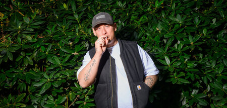 Rauchen hilft manchmal: Disarstar vor bildschönem Rhododendron i... Rauchen hilft manchmal: Disarstar vor bildschönem Rhododendron i...