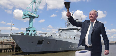 Mimt den kapitalen Admiral auf der Brücke: Armin Papperger, der ... Mimt den kapitalen Admiral auf der Brücke: Armin Papperger, der ...