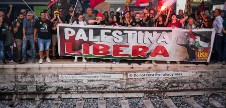 Gewerkschafter zeigten am Montag am Bahnhof von Neapel Solidarit... Gewerkschafter zeigten am Montag am Bahnhof von Neapel Solidarit...
