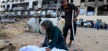 Unermessliches Leid: Beerdigung eines Angehörigen auf dem Geländ... Unermessliches Leid: Beerdigung eines Angehörigen auf dem Geländ...