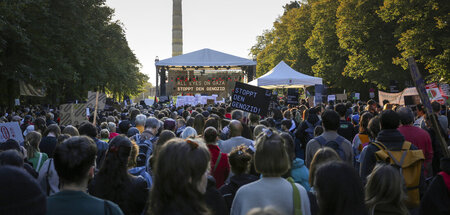 Am Ende versammelten sich die Teilnehmenden vor der Bühne zur Ab... Am Ende versammelten sich die Teilnehmenden vor der Bühne zur Ab...