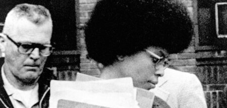 Assata Shakur am 25. April 1977 beim Verlassen des Gerichtsgebäu... Assata Shakur am 25. April 1977 beim Verlassen des Gerichtsgebäu...