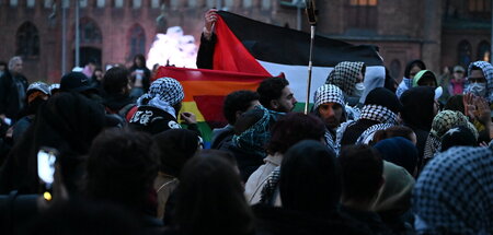 Die Demonstranten wollten sich von der Polizei nicht von ihrem P... Die Demonstranten wollten sich von der Polizei nicht von ihrem P...
