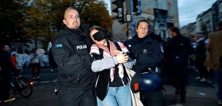 Blaupause für den autoritären Staatsumbau. Polizisten führen ein... Blaupause für den autoritären Staatsumbau. Polizisten führen ein...