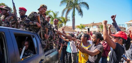 Militär und Demonstranten reichen sich die Hände, die alte Regie... Militär und Demonstranten reichen sich die Hände, die alte Regie...