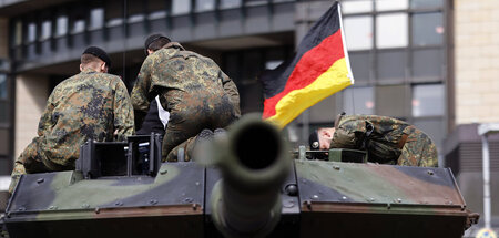 Panzer, Flagge, Gesäß: Die Bundeswehr will zeigen, wie »Abschrec... Panzer, Flagge, Gesäß: Die Bundeswehr will zeigen, wie »Abschrec...
