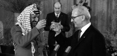 Jassir Arafat und Erich Honecker beim Prosit auf die »islamo-lin... Jassir Arafat und Erich Honecker beim Prosit auf die »islamo-lin...