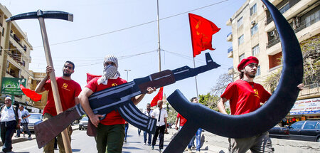 Hammer, Sichel und Kalaschnikow zum Arbeiterkampftag in Sidon (3... Hammer, Sichel und Kalaschnikow zum Arbeiterkampftag in Sidon (3...