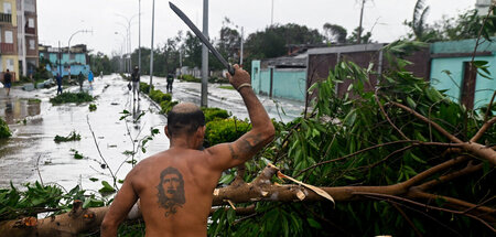Alle müssen mit anpacken: Ein Einwohner Santiagos legt Hand an e... Alle müssen mit anpacken: Ein Einwohner Santiagos legt Hand an e...