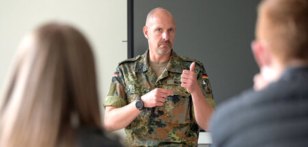 Im Feindesland Klassenzimmer gibt es für die Anwerber der Bundes... Im Feindesland Klassenzimmer gibt es für die Anwerber der Bundes...