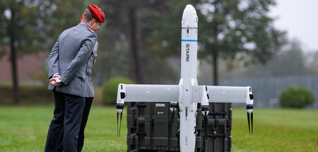 Stark im Geschäft: Bundeswehr-Offiziere inspizieren eine »Kamika... Stark im Geschäft: Bundeswehr-Offiziere inspizieren eine »Kamika...