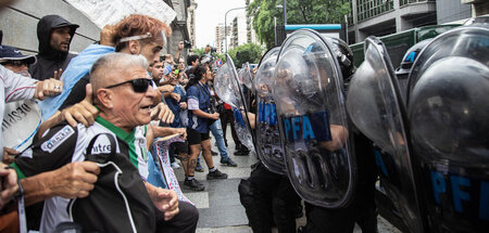 Repressionsbehörden: Konfrontation auf öffentlichem Straßenland ... Repressionsbehörden: Konfrontation auf öffentlichem Straßenland ...