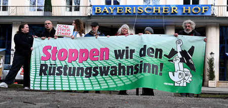 »Anti-Siko«-Demonstranten vor dem Bayerischen Hof (München, 11.2... »Anti-Siko«-Demonstranten vor dem Bayerischen Hof (München, 11.2...