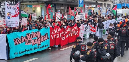Der »Revolutionäre Block« trotzt dem Großaufgebot der bayerische... Der »Revolutionäre Block« trotzt dem Großaufgebot der bayerische...