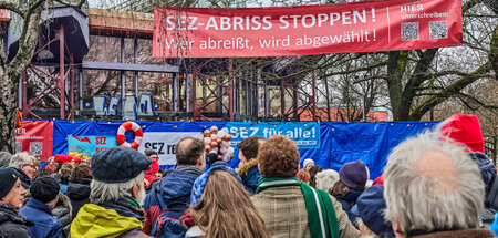 Rettungsringe und klare Botschaft an den Senat: Kundgebung vor d... Rettungsringe und klare Botschaft an den Senat: Kundgebung vor d...