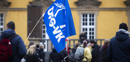 Flagge der DFG-VK auf einem Demozug gegen die Wehrpflicht (Osnab... Flagge der DFG-VK auf einem Demozug gegen die Wehrpflicht (Osnab...