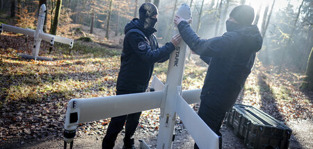 Zwei Mitarbeiter des Rüstungsunternehmens Stark Defence bauen zu... Zwei Mitarbeiter des Rüstungsunternehmens Stark Defence bauen zu...