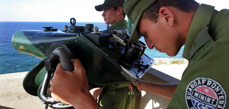 Wachsam bleiben. Die kubanische Küstenwache in Boca de Sama am N... Wachsam bleiben. Die kubanische Küstenwache in Boca de Sama am N...