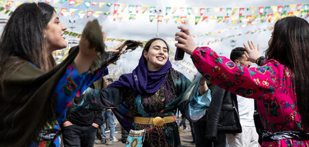 Tausende Menschen versammelten sich in Diyarbakır, um das Newroz... Tausende Menschen versammelten sich in Diyarbakır, um das Newroz...