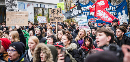 Am 5. Dezember 2025 streikten bereits mehr als 50.000 Jugendlich... Am 5. Dezember 2025 streikten bereits mehr als 50.000 Jugendlich...