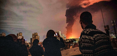 Brennendes Öllager südlich von Teheran nach einem israelischen L... Brennendes Öllager südlich von Teheran nach einem israelischen L...