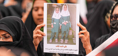 In Minab waren nach den ersten US-Angiffen weit über hundert get... In Minab waren nach den ersten US-Angiffen weit über hundert get...