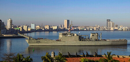 Mexikanisches Kriegsschiff durchbricht die Blockade und bringt H... Mexikanisches Kriegsschiff durchbricht die Blockade und bringt H...