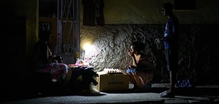 Straßenhändler in Havanna während des Stromausfalls am Montag Straßenhändler in Havanna während des Stromausfalls am Montag