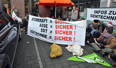 Sitzblockade am Mittwoch vor der KWS-Zentrale in Einbeck
