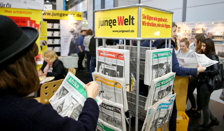 Die Tageszeitung junge Welt auf der Buchmesse in Leipzig am 17. 