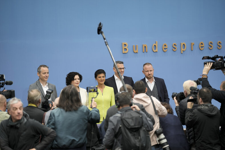 Erste Umfrage Mit Sahra Wagenknecht Partei Tageszeitung Junge Welt 24