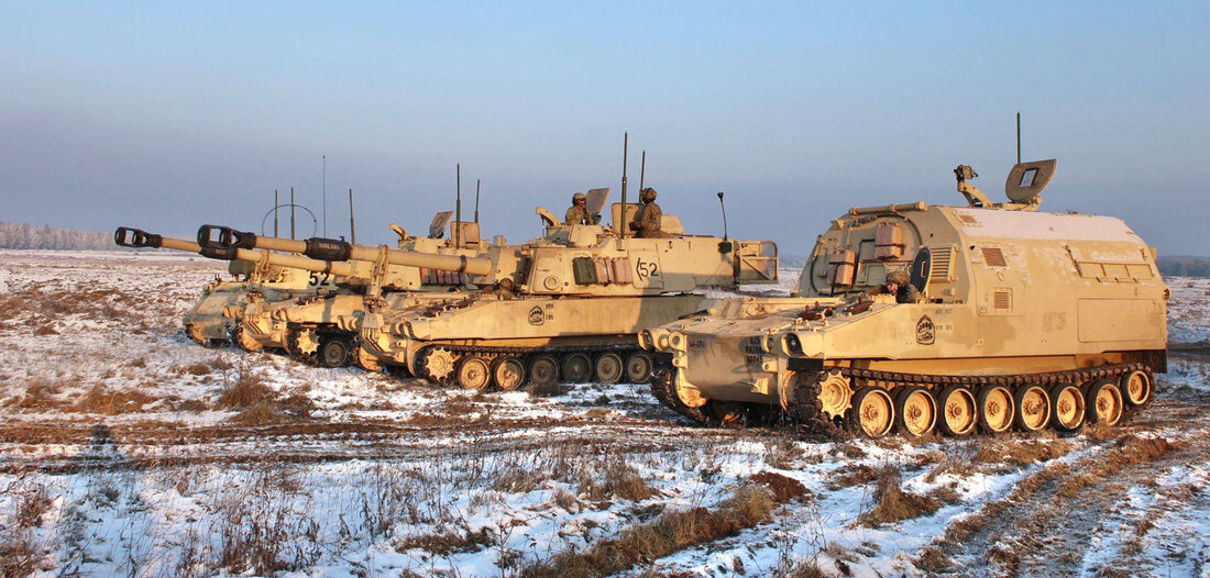 NATO in den Alpen: Panzerhaubitzen auf Durchfahrt