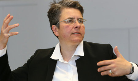 Bezirksbürgermeisterin Monika Hermann lässt von Flüchtlingen bes...