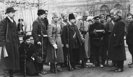 November 1917: ­Bewaffnete am Eingang des Smolny-Instituts, dem ...