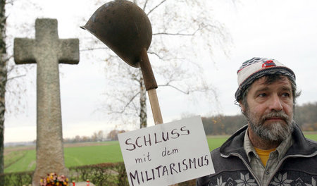 Protest gegen die Kriegsverherrlichung der NPD am Volkstrauertag...