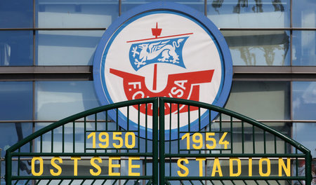 Zu den acht Buden: Einlasstor des Ostseestadions