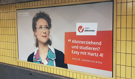 Großplakat im Berliner U-Bahnhof Rosa-Luxemburg-Platz