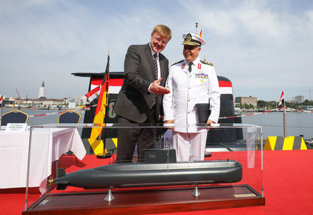 Vizeadmiral Ahmed Khaled (r.) freute sich über ein neues U-Boot,...