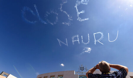 »Schließt Nauru«: Ein Flugzeug fordert am 17. Februar 2015 in Ca...