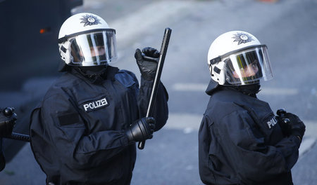 Bereitschaftspolizisten während Protesten gegen den G-20-Gipfel ...