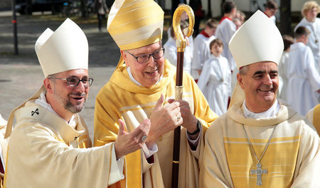 Kein Geld für Schulen? Gottesdienst zum Geburtstag eines scheide...