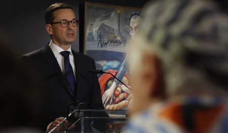 Der polnische Premierminister Mateusz Morawiecki hält am 27. Jan...