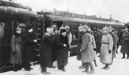 Deutsche Offiziere und die sowjetische Delegation auf dem Bahnho...