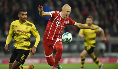 Schaut’s mal, so spielt man Fußball: Arjen Robben (M.) gibt den ...