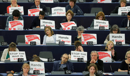 Abgeordnete des EU-Parlaments protestieren am Dienstag während M...