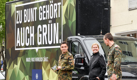 Mit ihrem Werbeplakat vor den Toren der re:publica in Berlin hof...