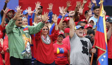 Die Hand Gottes: Diego Maradona (r.) unterstützt Venezuelas Präs...